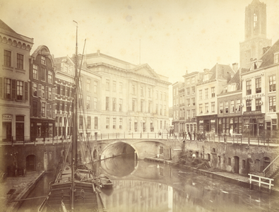 122919 Gezicht op het Stadhuis (Wijk D 27-29) te Utrecht met rechts enkele huizen aan de Oudegracht.N.B. Het adres Wijk ...